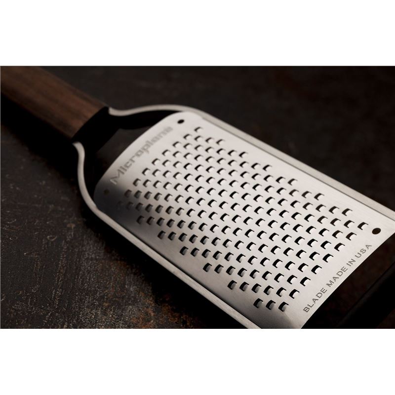 522-microplane-8211-master-series-coarse-grater--2.jpg Microplane – Master Series Coarse Grater